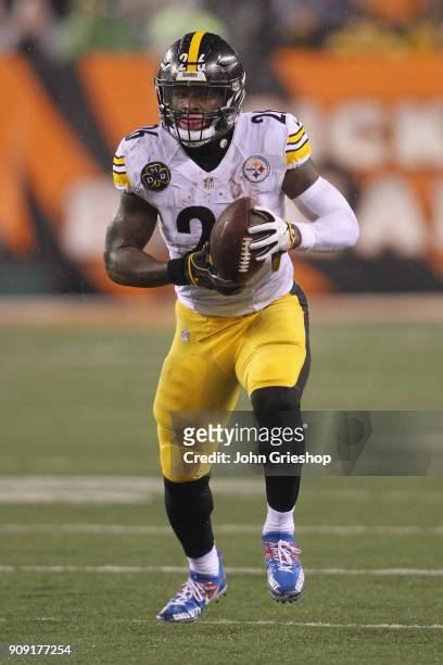 Le'Veon Bell of the Pittsburgh Steelers runs the football upfield during the game against the Cincinnati Bengals at Paul Brown Stadium on December 4,...