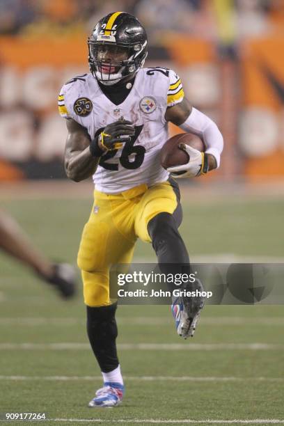 Le'Veon Bell of the Pittsburgh Steelers runs the football upfield during the game against the Cincinnati Bengals at Paul Brown Stadium on December 4,...