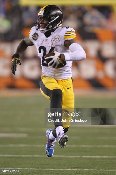 Le'Veon Bell of the Pittsburgh Steelers runs the football upfield during the game against the Cincinnati Bengals at Paul Brown Stadium on December 4,...
