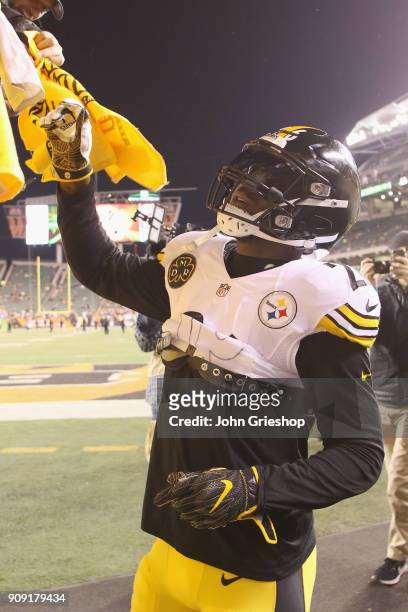 Le'Veon Bell of the Pittsburgh Steelers signs autographs for the fans before the game against the Cincinnati Bengals at Paul Brown Stadium on...