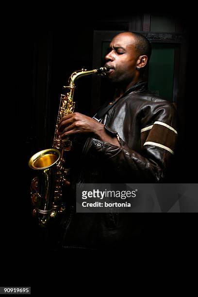 saxophon-spieler - blechblasinstrument stock-fotos und bilder