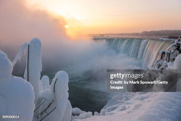 niagara falls in winter - horseshoe falls niagara falls fotografías e imágenes de stock