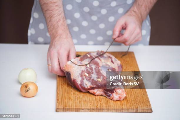 cooking leg of lamb - step 4 - leg of lamb 個照片及圖片檔