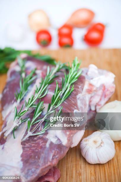 raw leg of lamb with rosemary on cutting board - leg of lamb 個照片及圖片檔