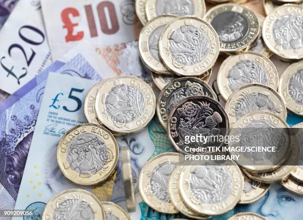pound coins and bank notes - pound sterling note stockfoto's en -beelden