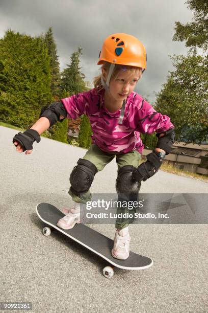 skateboarding - knieschützer stock-fotos und bilder