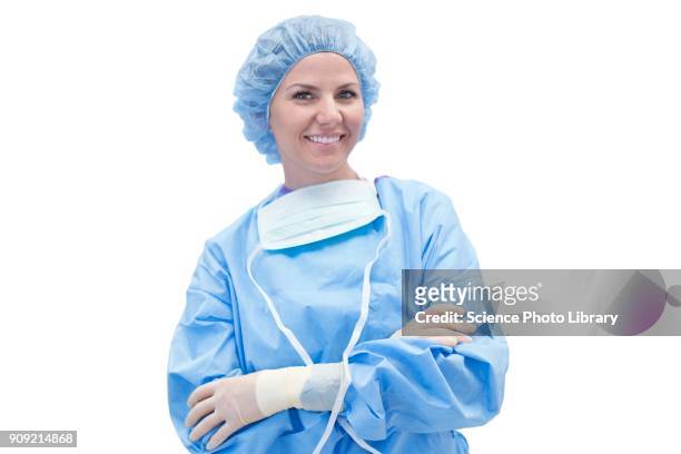 female surgeon in scrubs smiling - chirurgenkappe stock-fotos und bilder