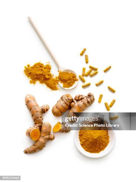 turmeric root, powder and capsules - açafrão da índia imagens e fotografias de stock