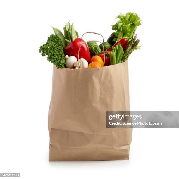 shopping bag full of fresh produce - einkaufstüten stock-fotos und bilder