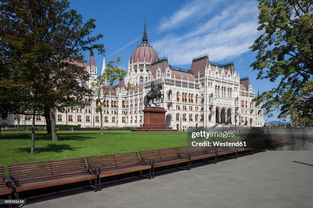 Hungary, Budapest, Hungarian Parliament building, benches on Kossuth Lajos square