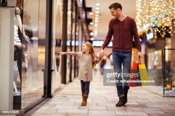 モールの日 - christmas shopping ストックフォトと画像