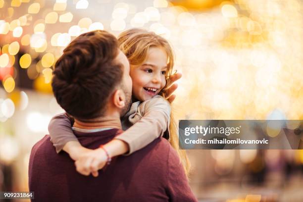 having fun in the mall - espírito natalino imagens e fotografias de stock