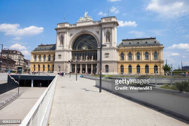 hungary, budapest, keleti railway station - keleti train station - fotografias e filmes do acervo