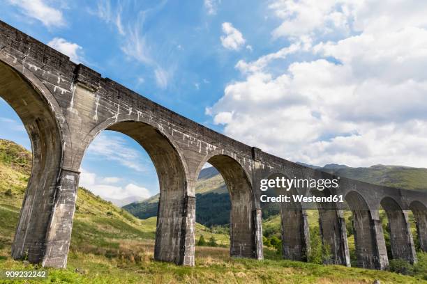 great britain, scotland, scottish highlands, glenfinnan, glenfinnan viaduct - glenfinnan viaduct stockfoto's en -beelden