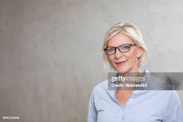 portrait of smiling senior woman wearing glasses - westend61 fotografías e imágenes de stock