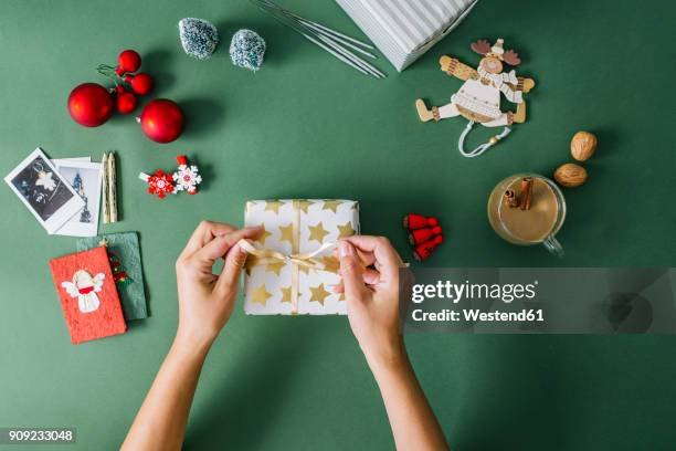 woman's hands packing christmas gift - kado inpakken stockfoto's en -beelden