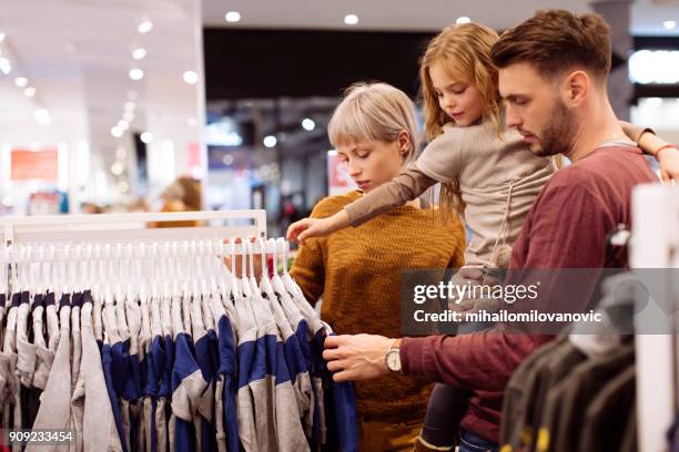 in het winkelcentrum - family mall stockfoto's en -beelden