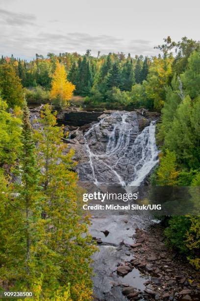 eagle river falls in the fall splendor. - río eagle fotografías e imágenes de stock