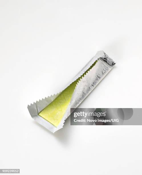 stick of gum in foil wrapper - chewing gum pack photos et images de collection