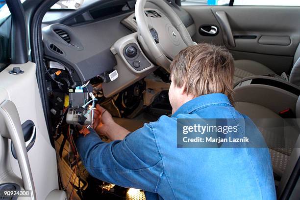 auto-mechaniker arbeiten elektro-auto reparieren - car alarm stock-fotos und bilder