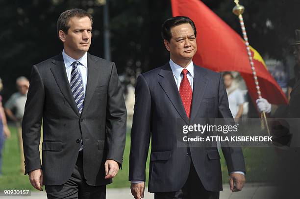 Vietnamese Prime Minister Nguyen Tan Dung inspects the honour guard with his Hungarian counterpart Gordon Bajnai in front of the parliament building...