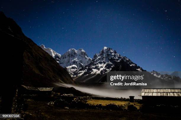 himalaya-gebirge in der nacht - jordiramisa stock-fotos und bilder