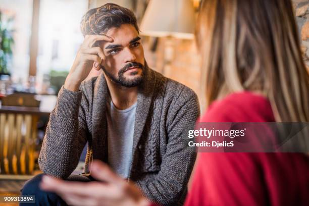 il giovane ascolta la sua ragazza sui suoi problemi. - complaining foto e immagini stock