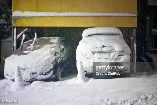 cars covered with snow on jan. 22nd, 2018 in yokohama, japan - january 2018 stock-fotos und bilder