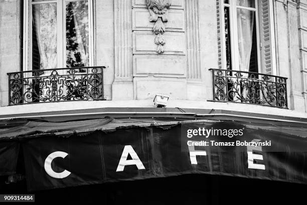cafe in paris - awning window fotografías e imágenes de stock