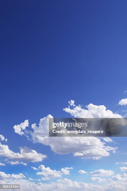 白い雲と青い空 - 入道雲 ストックフォトと画像