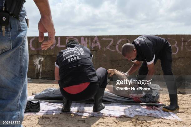 Image depicts graphic content] The body of the pilot Daniel Galvão who was rescued without life by the residents is taken to the Medical Legal...