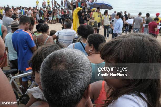 Residents of the place obover the body of the pilot Daniel Galvão who was rescued without life, in Recife, Northeast Brazil, on January 23, 2018. A...