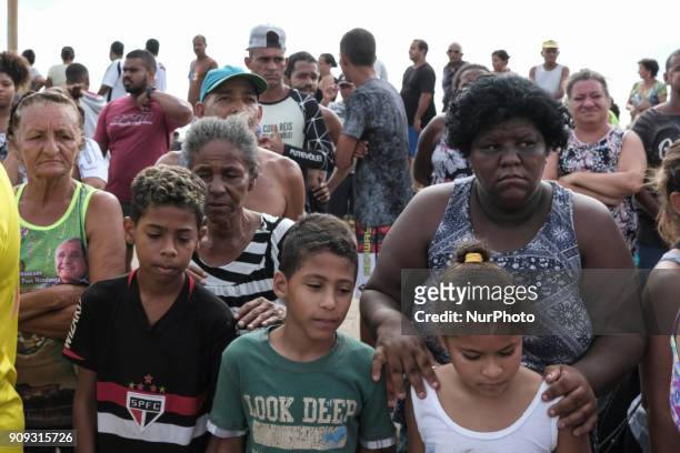 Residents of the place obover the body of the pilot Daniel Galvão who was rescued without life, in Recife, Northeast Brazil, on January 23, 2018. A...