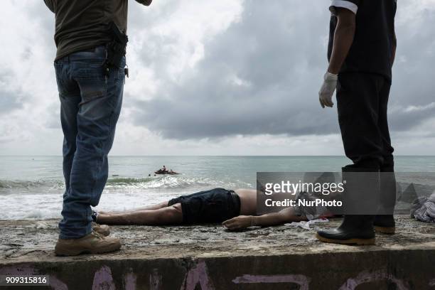 Image depicts graphic content] The body of the pilot Daniel Galvão who was rescued without life by the residents is taken to the Medical Legal...