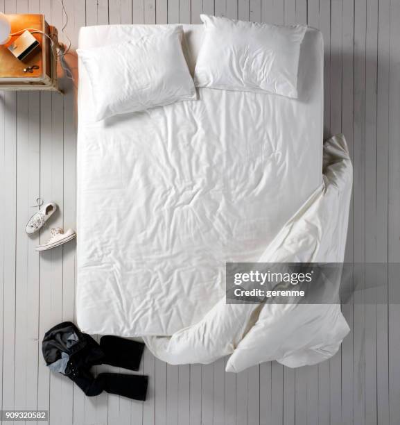 vide lit - sheet bedding photos et images de collection