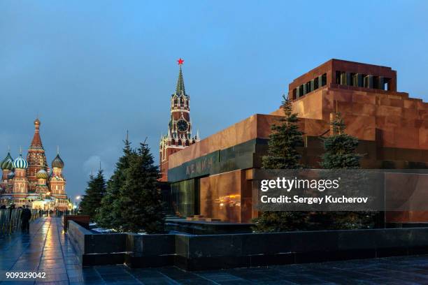 lenin mausoleum, spasskaya tower and saint basil's cathedral in background - 2018 photos et images de collection