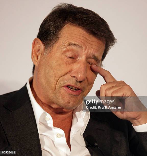 Singer Udo Juergens poses during the presentation of his new 'Best Of' Album on September 18, 2009 in Hamburg, Germany.