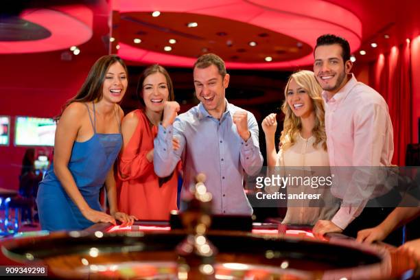grupp människor vinna på roulette på casino - game of chance bildbanksfoton och bilder