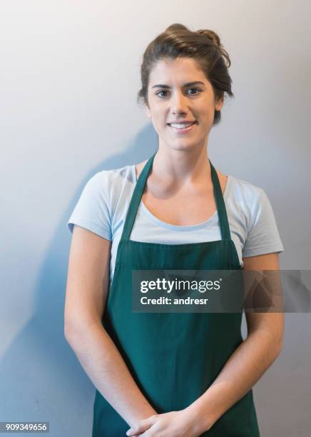 portrait de femme serveuse regardant sourire caméra - apron woman photos et images de collection