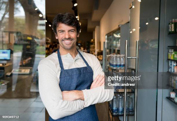 笑顔の入り口で有機市場地位の陽気なビジネスの所有者 - salesman ストックフォトと画像