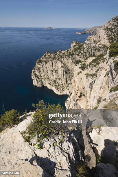 belevedere d'en vau landscape with med sea - cassis fotografías e imágenes de stock