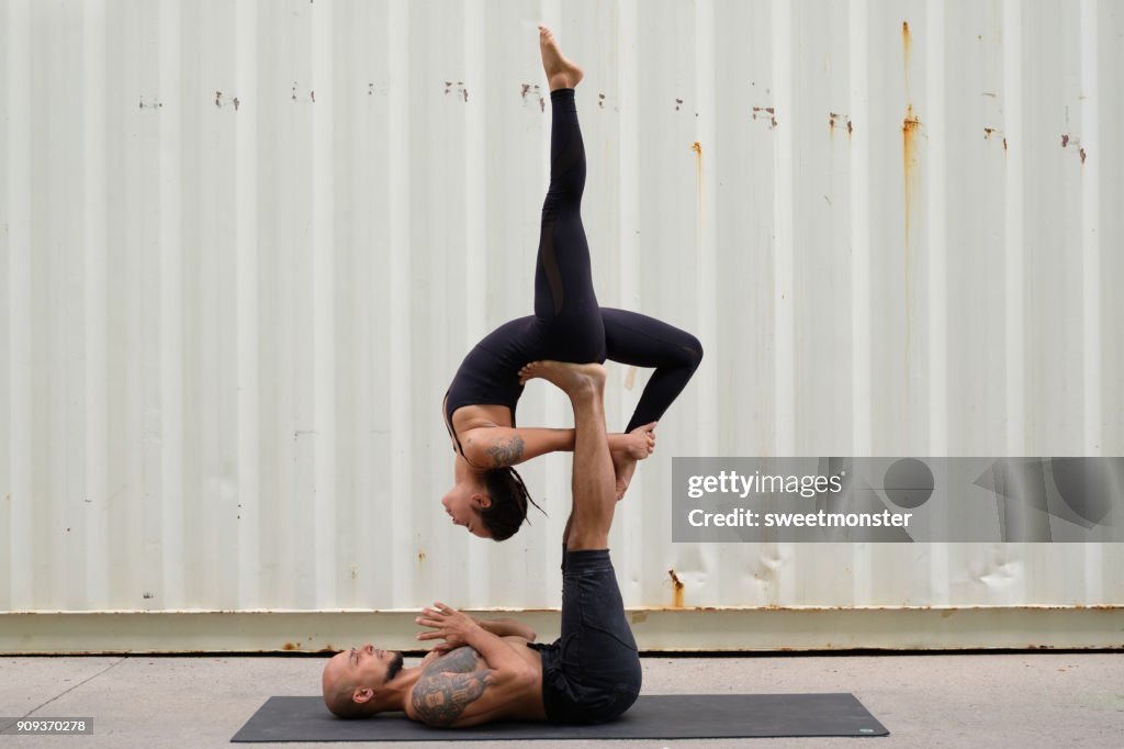 Paar beoefenen Acroyoga