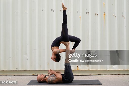 Paar beoefenen Acroyoga Paar beoefenen Acroyoga