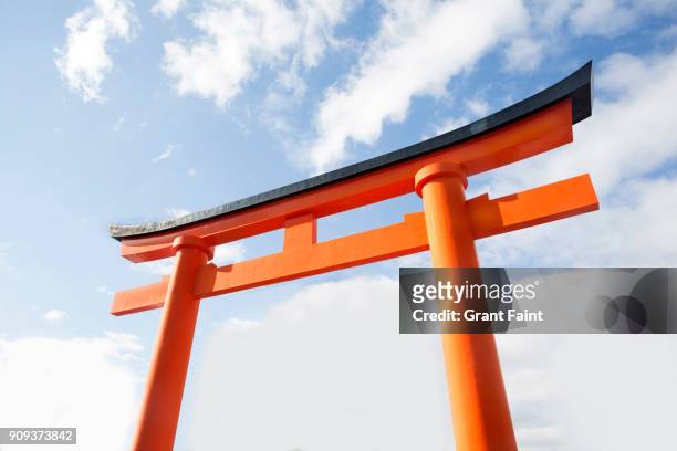 huge shinto tori gateway. - fushimi inari schrein stock-fotos und bilder