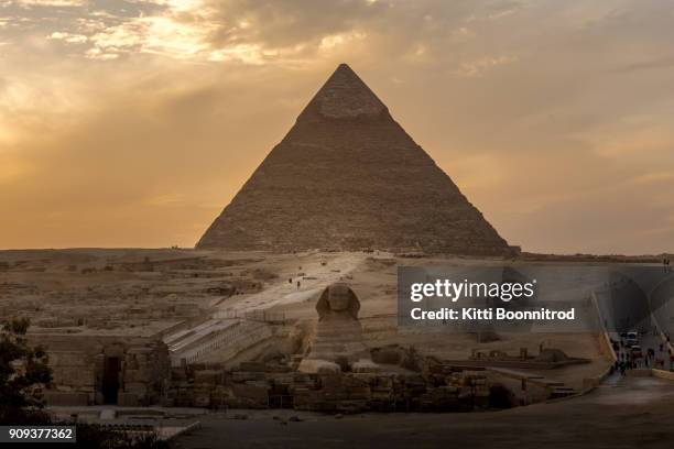 the great sphinx in front of pyramid of khafre during sunset in egypt - great pyramids of egypt stock pictures, royalty-free photos & images