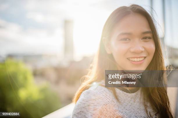 gelukkig lachende jonge aziatische vrouw kijkt uit over - australia natural light stockfoto's en -beelden