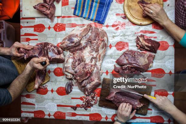 Family chops the pork meats to chop and stuff the product. The low temperatures help to maintain the elaborations throughout the year. Noreña...