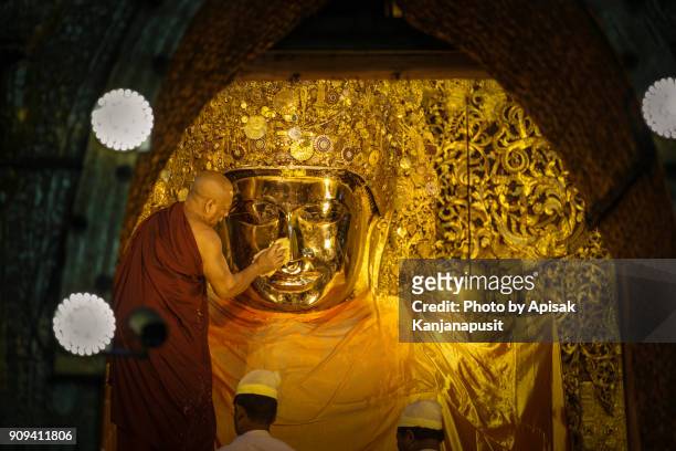 the mahamuni buddha, mandalay, myanmar - cultura rakhine fotografías e imágenes de stock