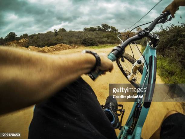 point of view pov mountain bike stunt riding - wheelie imagens e fotografias de stock