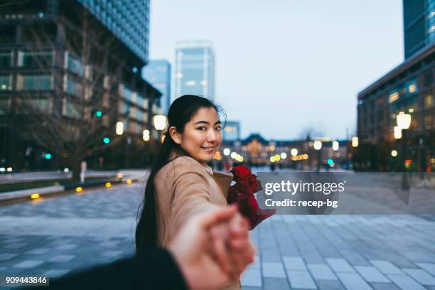 japanische paar hand in hand und fuß in tokio - valentine japan stock-fotos und bilder